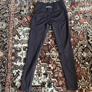 Aurola Seamless Scrunch Intensify Leggings in Seal Brown